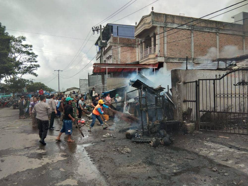 Menggunakan alat seadanya warga, polisi dan TNI rame-rame memadamkan api (Dik.IDN Times/Istimewa)