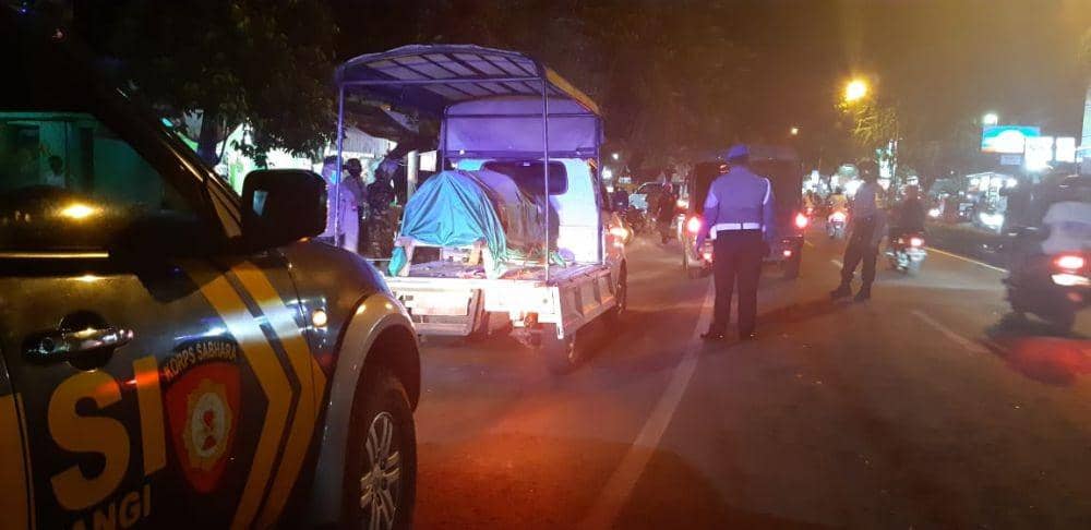 Patroli Cegah COVID-19 di Banyuwangi, Petugas Bawa Keranda Mayat