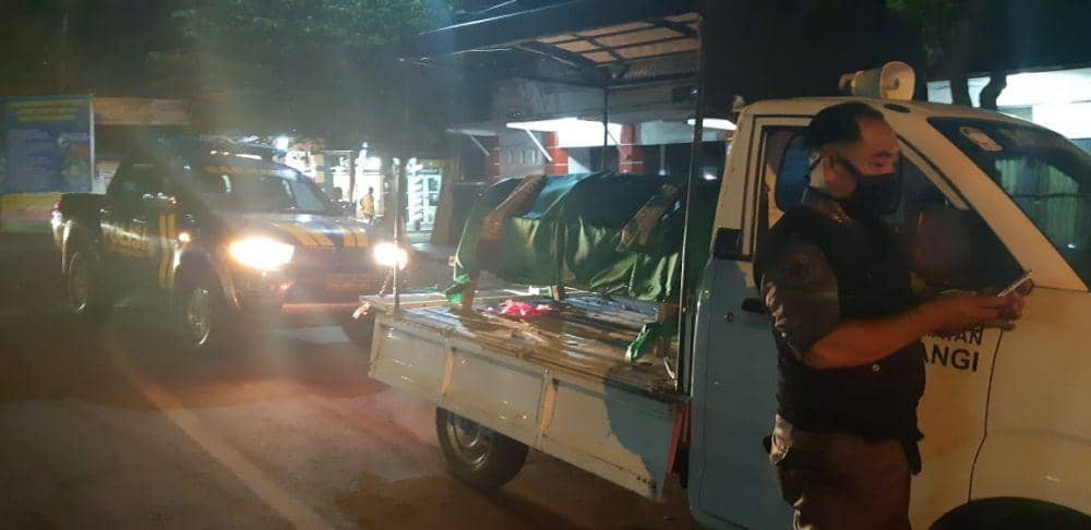 Patroli gabungan di Banyuwangi sambil bawa keranda mayat sebagai shock therapy bahaya virus corona. IDN Times/Istimewa