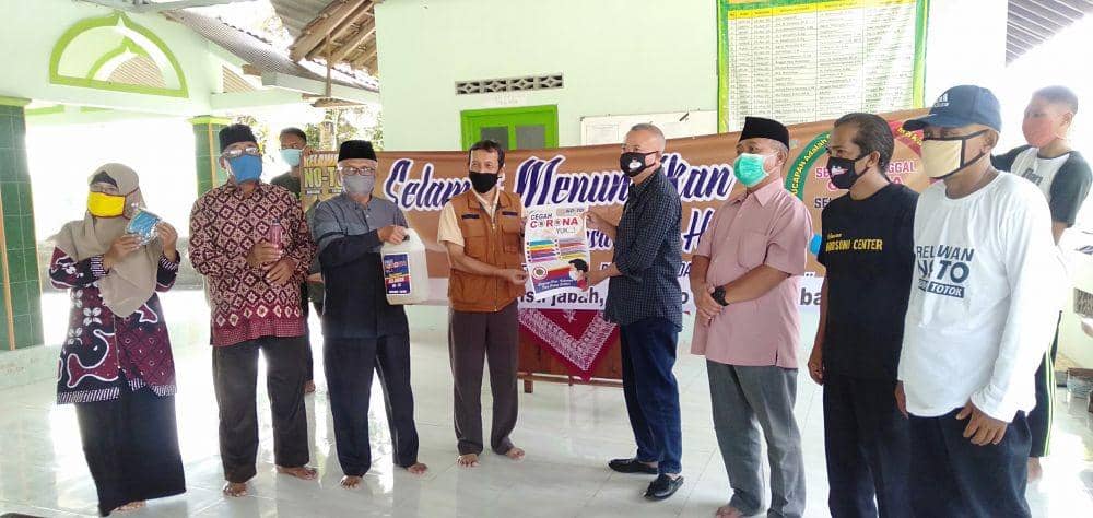 Bupati Bantul Suharsono gelar bakti sosial di Duaun Kadirojo Desa Palbapang Kecamatan Bantul Kabupaten Bantul. IDN Times/Daruwaskita