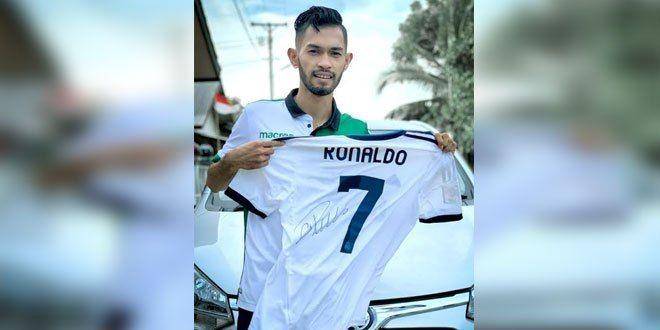 Martunis dengan baju Real Madrid yang telah dibumbuhi tanda tangan pemain megabintang sepak bola internasional, Cristiano Ronaldo atau lebih dikenal dengan CR7 (Dok. Istimewa)