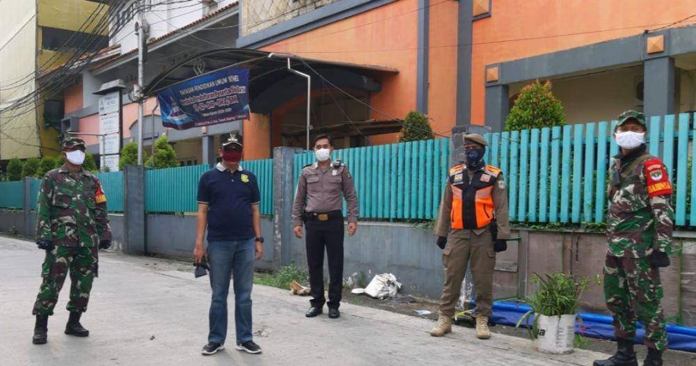 Jalan akses Kelurahan Petamburan, Kecamatan Tanah Abang, sementara ditutup sejak ditemukan kasus COVID-19 di Sekolah Tinggi Teologi Bethel Indonesia (Dok. Istimewa)