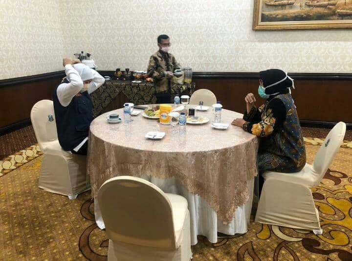 Gubernur Jatim Khofifah Indar Parawansa (kiri) dan Wali Kota Surabaya Tri Rismaharini sebelum rapat pembahasan PSBB Surabaya Raya. Dok. Istimewa