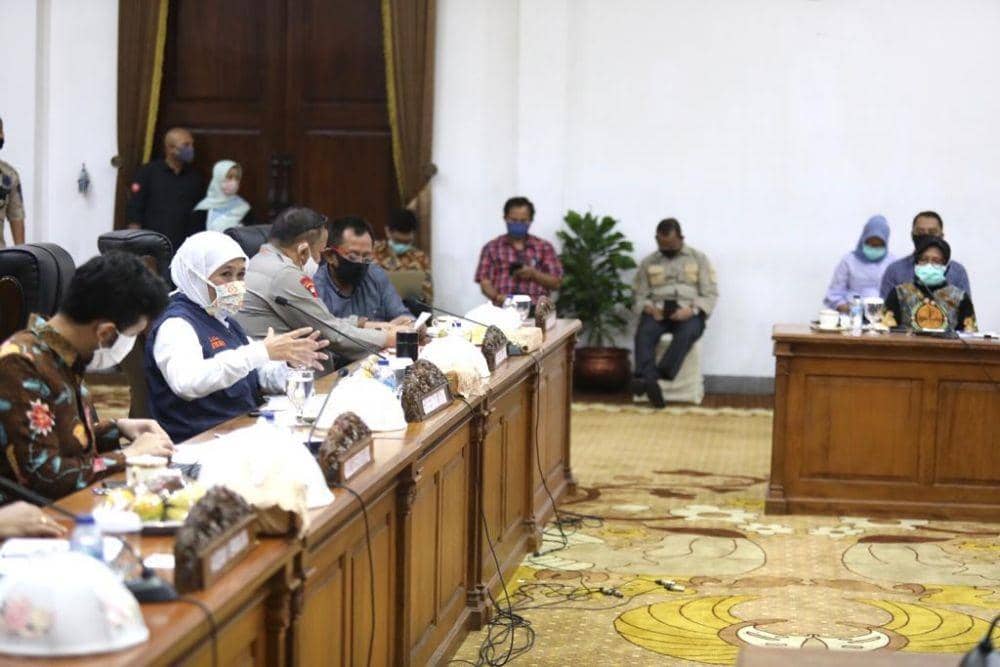 Gubernur Jatim Khofifah Indar Parawansa mengumpulkan tiga kepala daerah di Surabaya Raya untuk membahas PSBB, Minggu (19/4). Dok. Humas Pemprov Jatim
