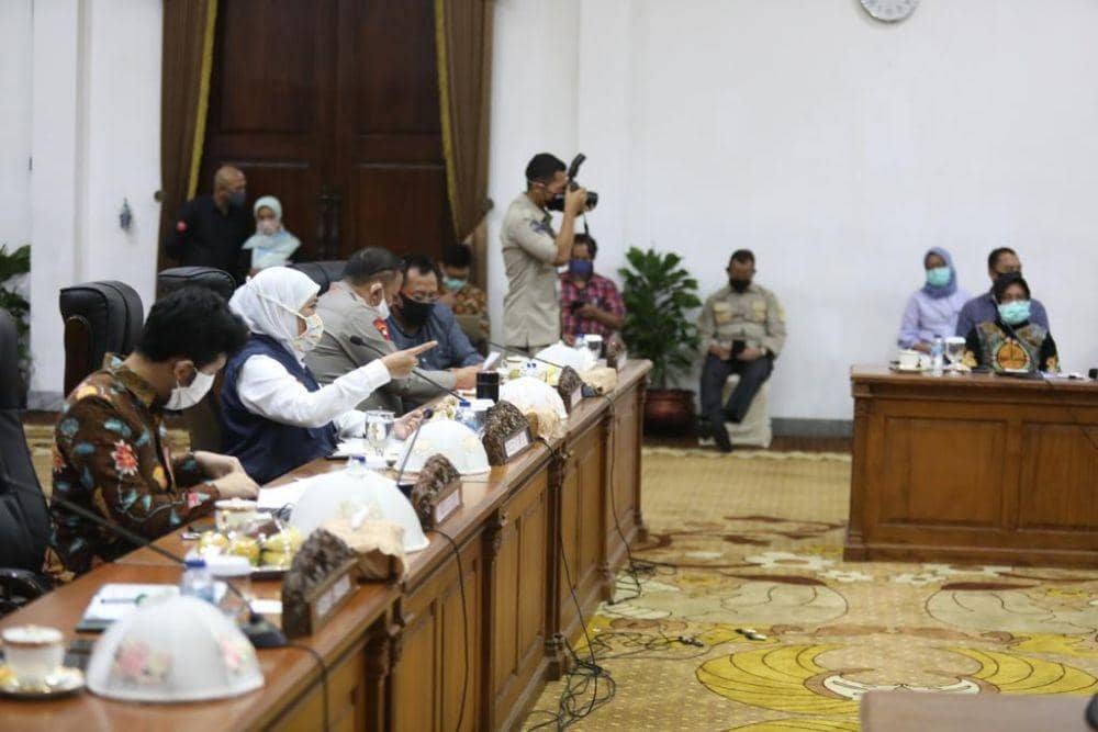 Gubernur Jatim Khofifah Indar Parawansa mengumpulkan tiga kepala daerah di Surabaya Raya untuk membahas PSBB, Minggu (19/4). Dok. Humas Pemprov Jatim