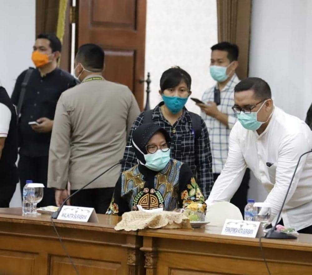 Wali Kota Surabaya Tri Rismaharini saat rapat PSBB Surabaya Raya, Minggu (19/4). Dok. Humas Pemprov Jatim