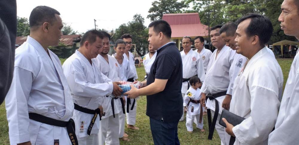 Ketua Forki Medan Hasrul Benny Harahap SH MHum saat memberikan hand protector kepada perguruan Amura pada kegiatan latihan bersama di Medan. (Dok.IDN Times/Istimewa)