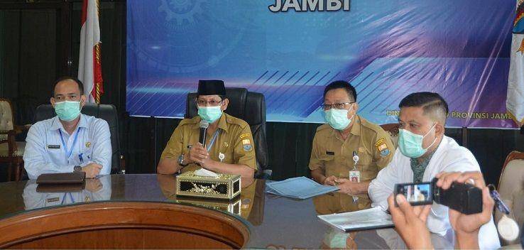 Juru Bicara Penanganan COVID-19 Provinsi Jambi, Johansyah didampingi Kepala Dinas Kesehatan Provinsi Jambi dan Direktur RS Raden Mattaher Jambi saat memberikan keterangan pers, Senin (20/4)/IDN Times/Dokumentasi Biro Humas dan Protokol Jambi