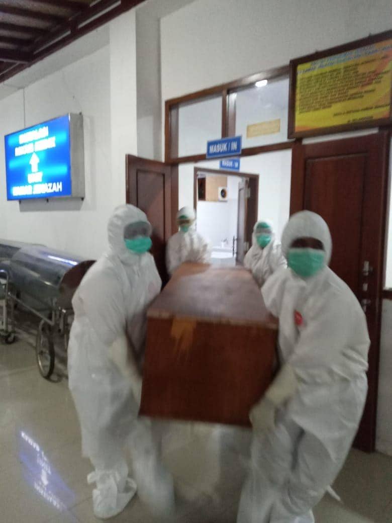 Proses pemakaman sesuai protokol pencegahan virus corona. IDN Times/Istimewa