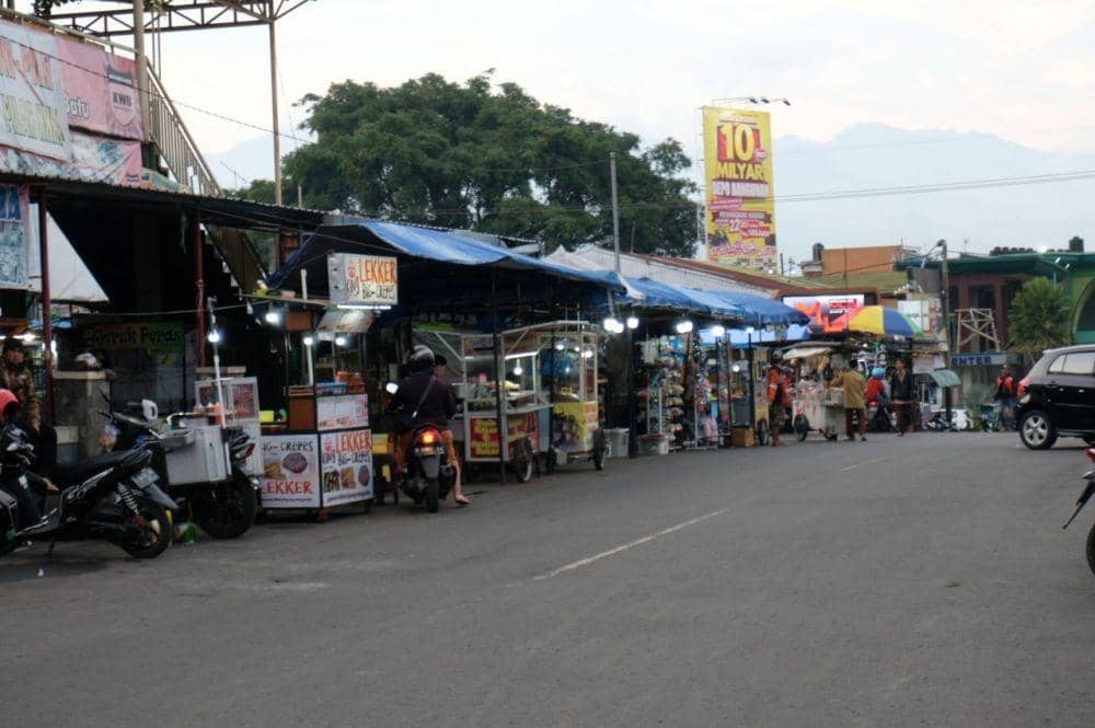Situasi Pasar Laron Alun-alun Kota Batu yang kembali ramai. IDN Times/ Alfi Ramadana