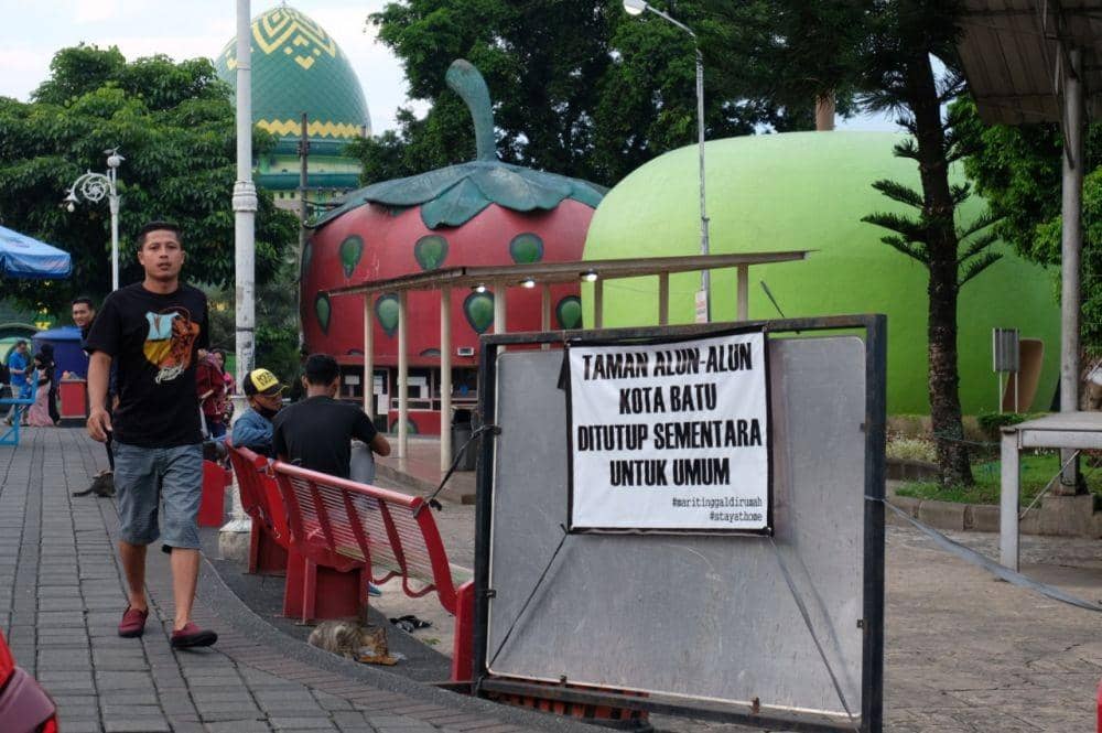 Alun-alun Kota Batu sudah dikunjungi masyarakat meskipun masih ada peringatan bahwa tempat tersebut ditutup untuk umum. IDN Times/ Alfi Ramadana
