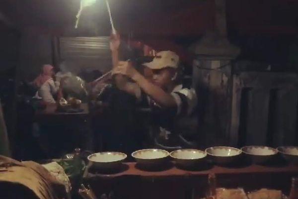 Viral, Atraksi Memasak Mi Ayam Lempar di Taman Siswa Yogyakarta