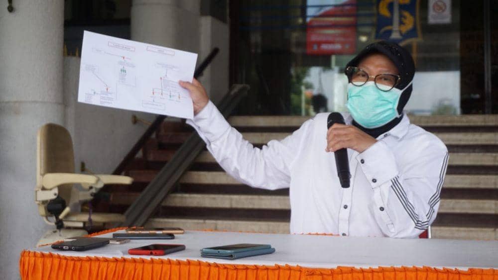 Wali Kota Surabaya Tri Rismaharini saat memaparkan hasil tracing, Senin (20/4). IDN Times/Dok Humas Pemkot Surabaya