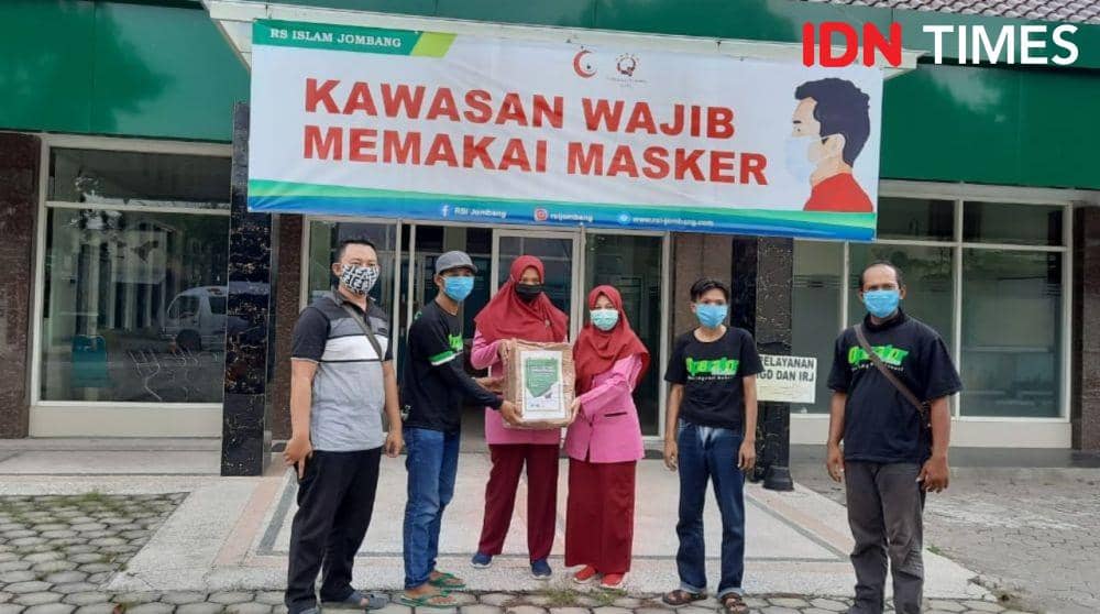 Serahkan bantuan APD ke paramedis di Jombang. IDN Times/Zainul Arifin