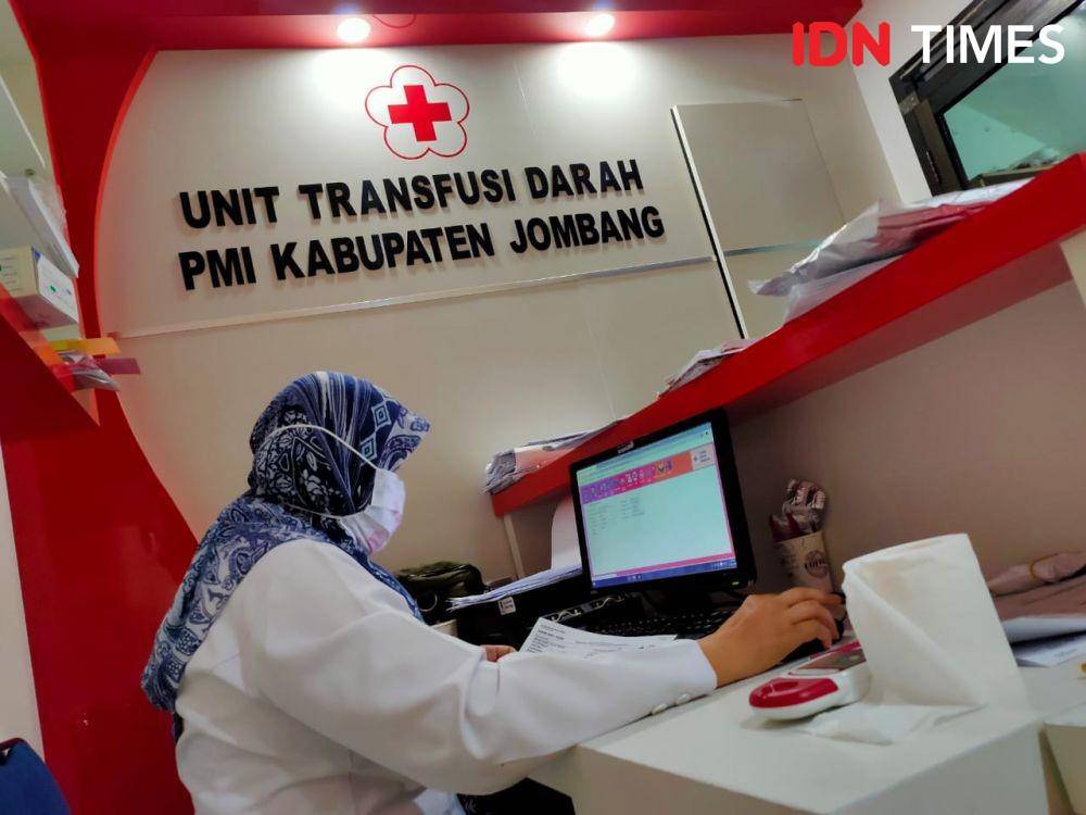 Petugas di PMI Jombang. IDN Times/Zainul Arifin