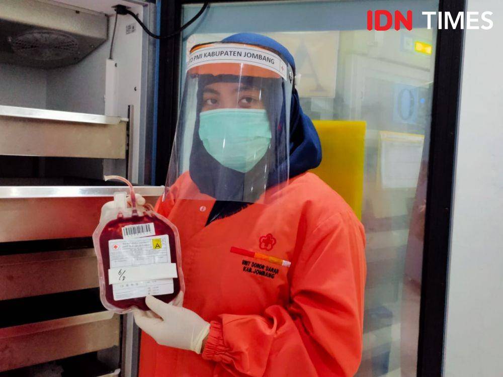 Petugas PMI Jombang menunjukkan golongan darah A. IDN Times/Zainul Arifin