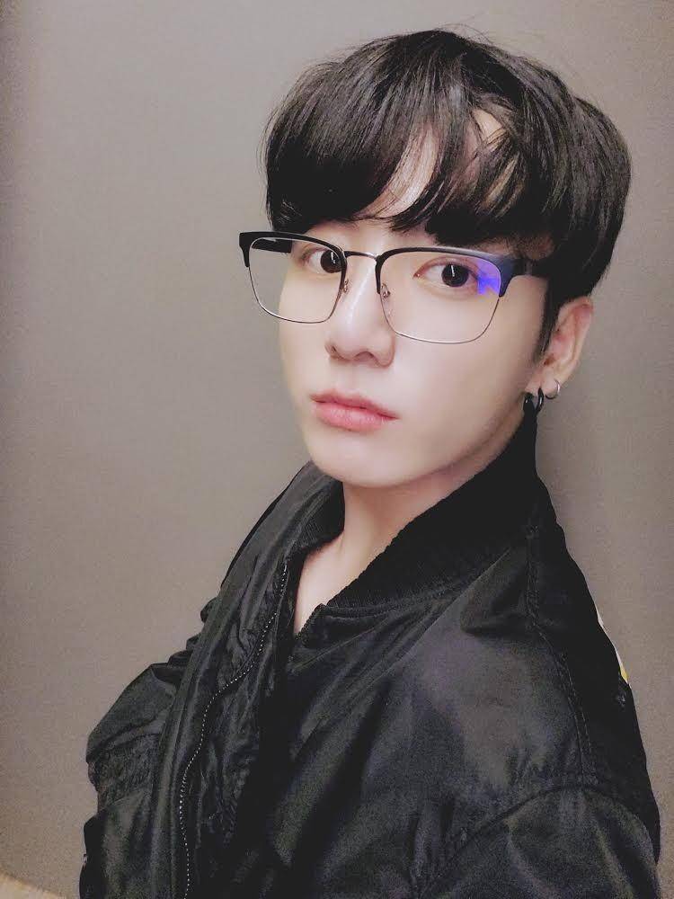 twitter.com/BTS_twt
