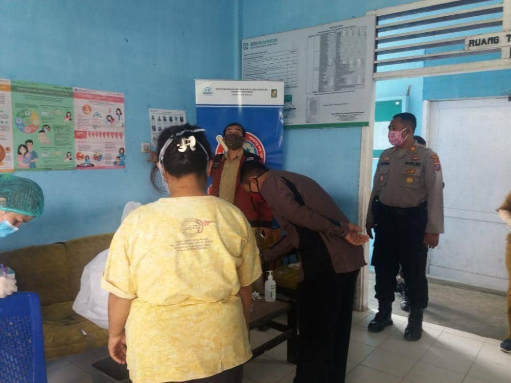 Polisi mengawasi proses rapid test (Dok.IDN Times/Istimewa)