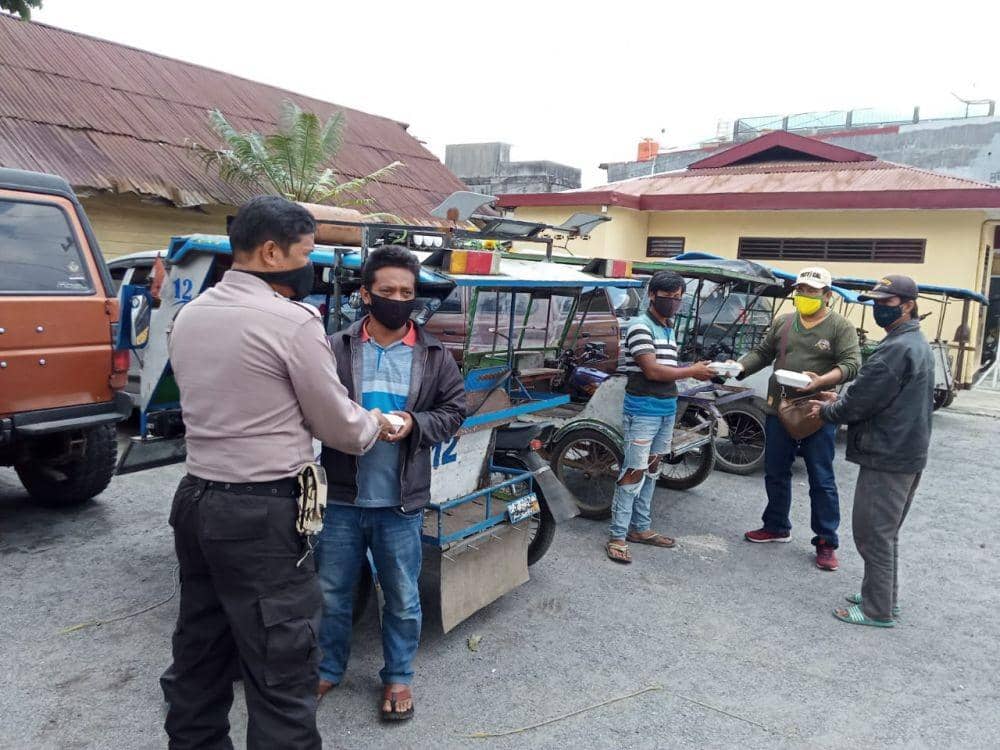 Pembagian makanan kepada warga (Dok.IDN Times/Istimewa)