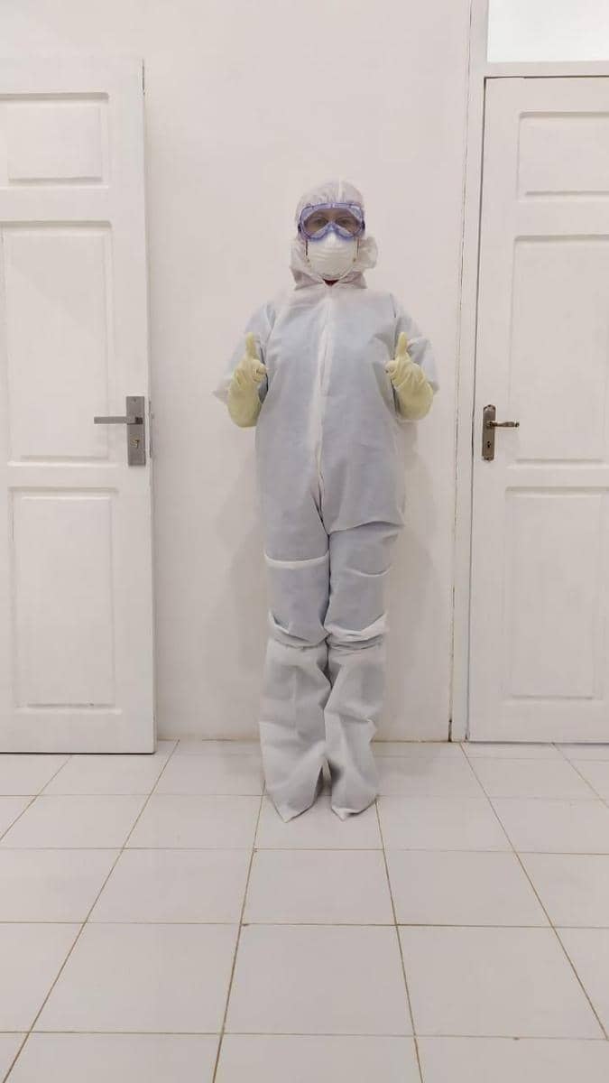 Perempuan mengenakan APD lengkap. IDN Times/Istimewa