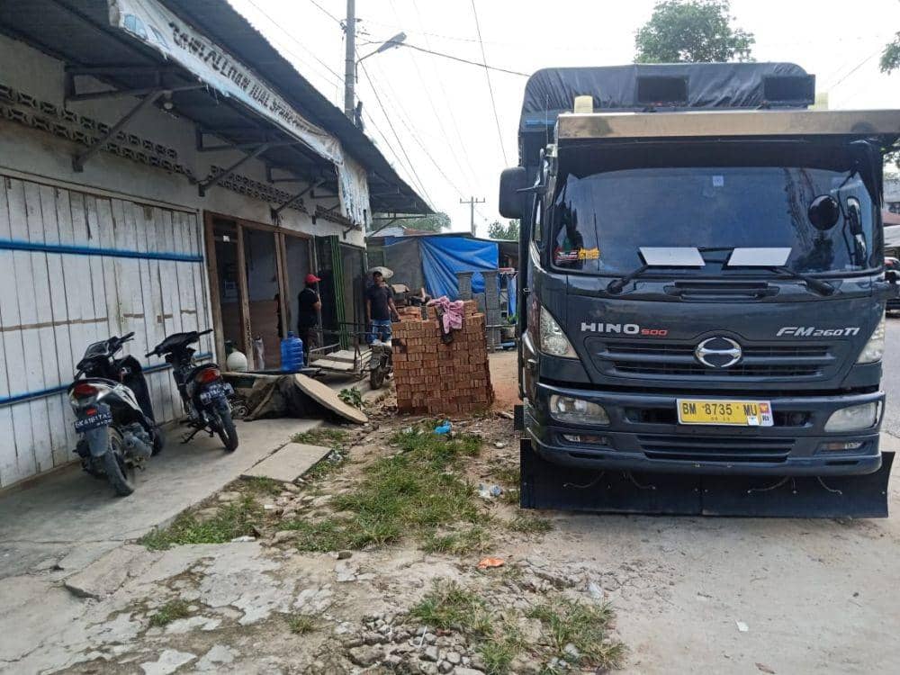 Truk yang dikemudikan sempat parkjr satu malam di depan panglong (Dok.IDN Times/Istimewa)