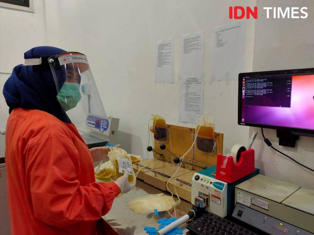 Petugas di ruang penyimpanan darah UTD PMI Jombang. IDN Times/Zainul Arifin