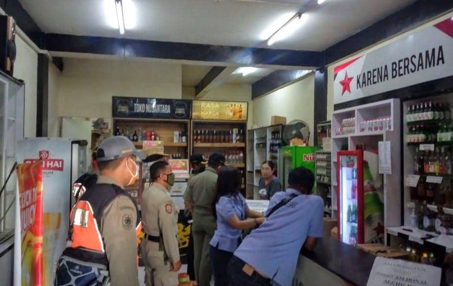 Satpol PP menindak tegas toko minol yang nekat buka saat pandemik COVID-19. Dok/ Humas Pemkot Malang
