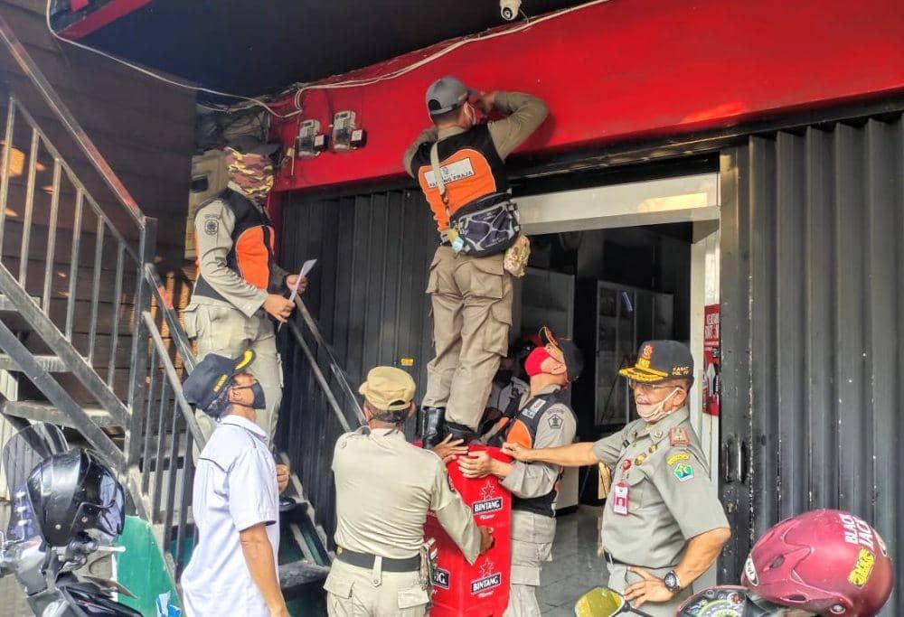 Tak Patuhi SE COVID-19, Satpol PP Segel Toko Minol di Kota Malang
