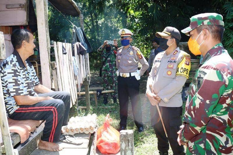 Bentuk kepedulian TNI - Polri kepawa warga ditengah mewabahnya corona di PPU (Dok. Humas Polres PPU)