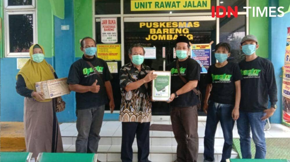 Penyerahan bantuan APD ke Puskesmas Bareng Jombang. IDN Times/Zainul Arifin
