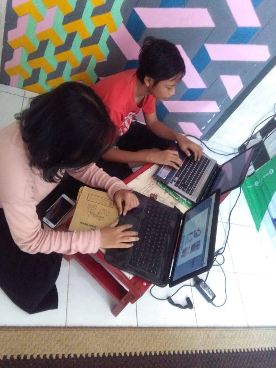 Diva dan Adris saat belajar dari laptop mereka masing-masing. IDN Times/ Dok. Istimewa