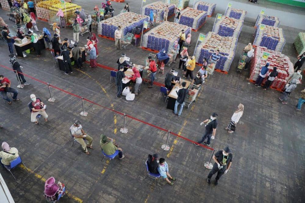 Kondisi antrian bahan pokok di JX Expo Surabaya Selasa (21/4). Dok.IDN Times