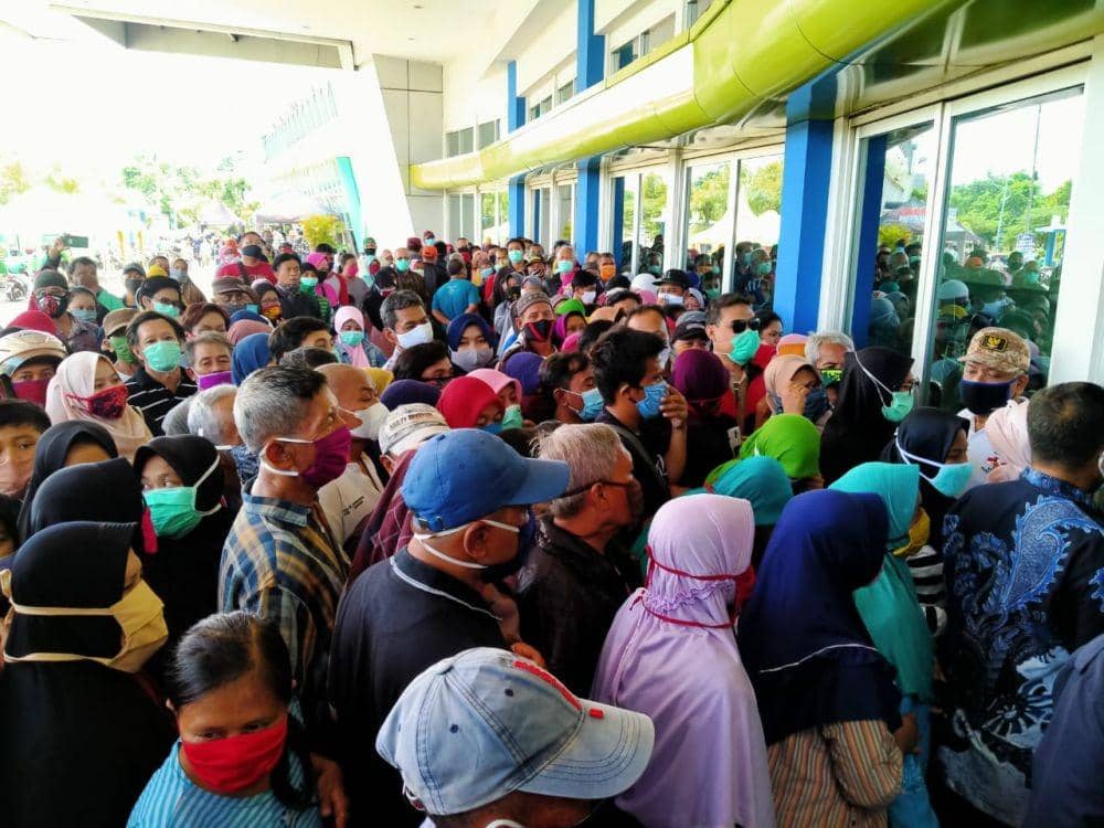 Antrean pembeli pasar murah Lumbung Pangan Jatim di Jatim Expo, Selasa (21/4). IDN Times/Dok. Istimewa