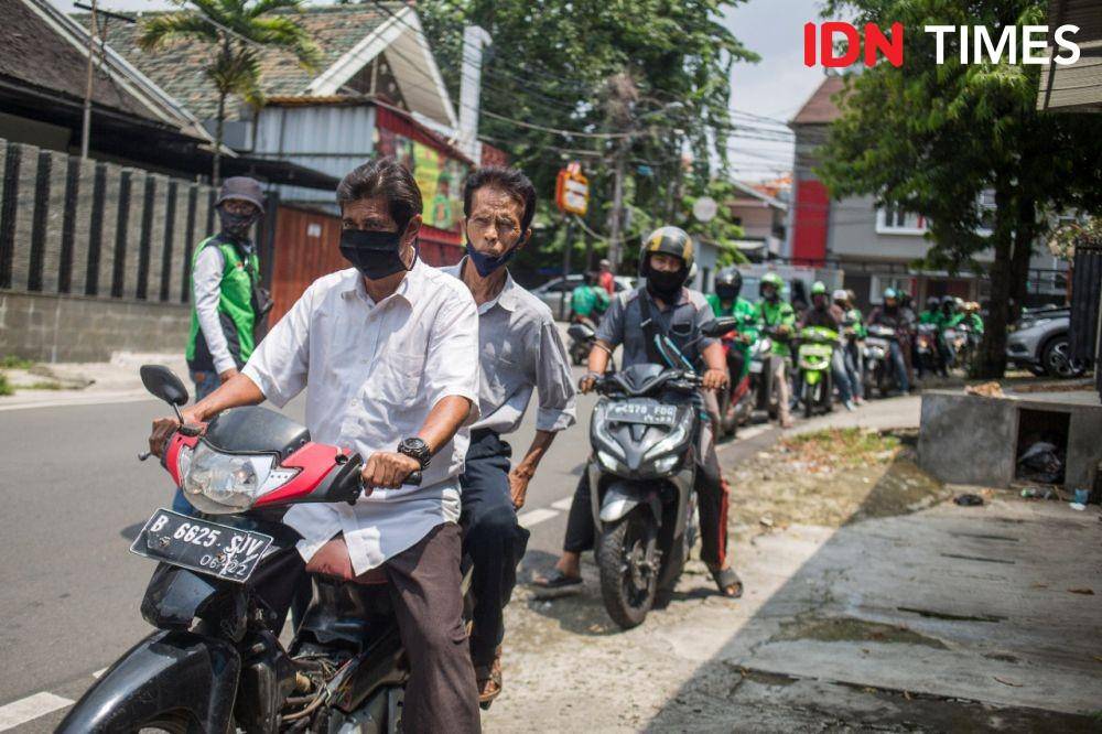 Antrean pembagian makanan di kawasan Bendungan Hilir, Jakarta pada Kamis (16/4/2020).  (IDN Times/Herka Yanis)