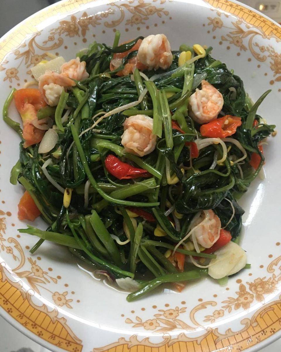 kangkung tumis udang (instagram.com/tatayulita)