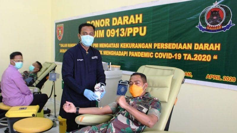 Dandim 0913/PPU, Letkol Inf Mahmud bersama anggotanya melakukan donor darah ditengah pandemik COVID-19 (Dok. Kodim PPU)
