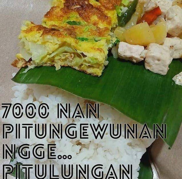 Aksi nasi bungkus untuk tukang becak dan buruh gendong pasarBeirngharjo. Instagram/icipono