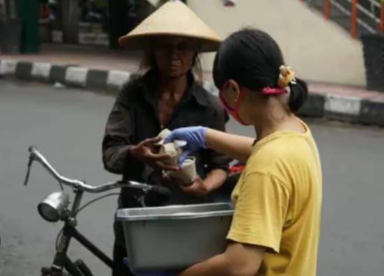 Aksi nasi bungkus untuk tukang becak dan buruh gendong pasar Beirngharjo. Instagram/icipono
