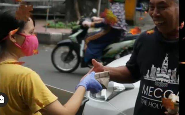 Aksi nasi bungkus untuk tukang becak dan buruh gendong Pasar Beringharjo. Instagram/icipono