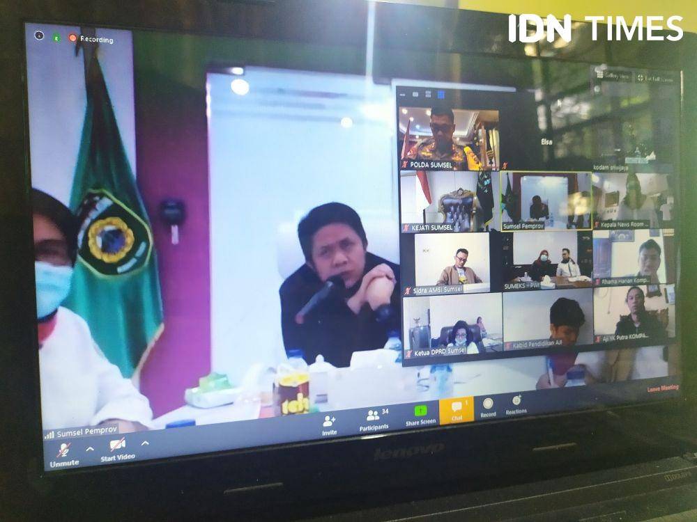 Penggunaan aplikasi zoom bersama Gubernur Sumsel, Herman Deru. IDN Times/Feny Maulia Agustin