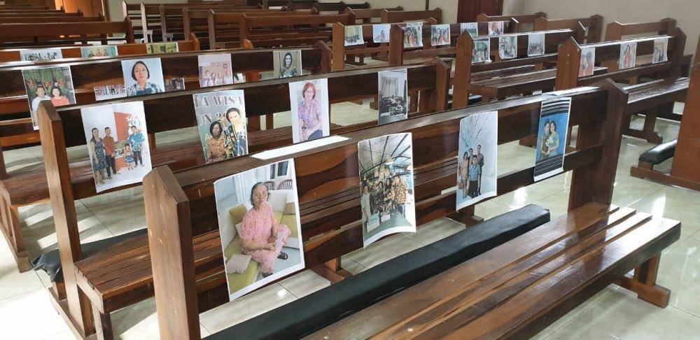 Romo Kristiadi cetak foto umat untuk Ibadah (Twitter/@Romikritiadipr)