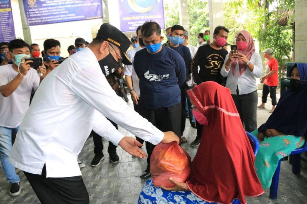 Akhyar Nasution bagikan sembako (Dok.IDN Times/istimewa)