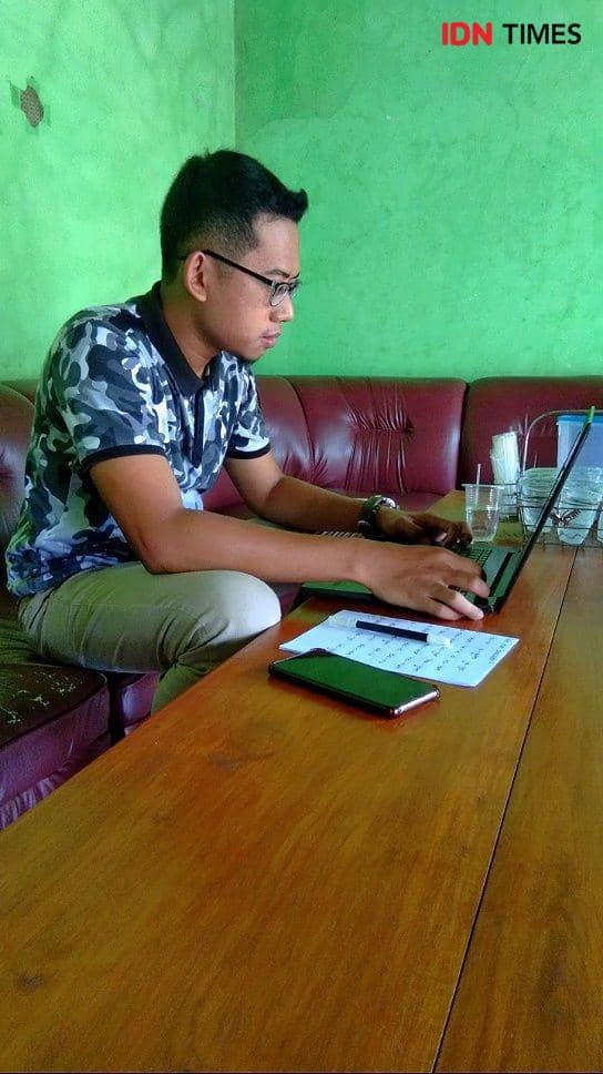 Guru SLB Aliffian Fajar Rahman memberikan materi online ke siswanya. Aliffian Fajar for IDN Times