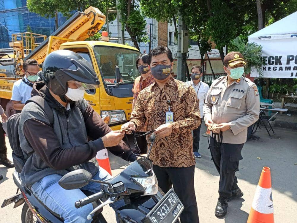 Penyerahan bantuan masker dari KSP tersebut diwakili oleh Plt Deputi IV KSP Juri Ardiantoro kepada Kapolres Jakarta Pusat Komisaris Besar Pol. Heru Novianto di Posko Pemeriksaan PSBB (Dok. KSP)