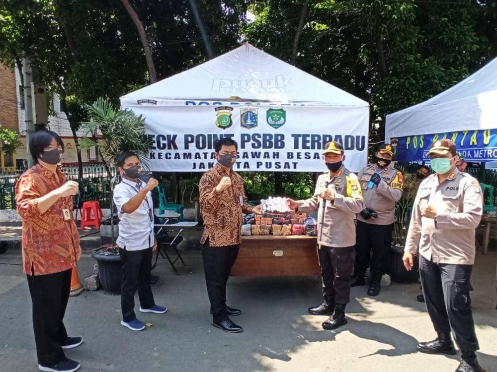 Penyerahan bantuan masker dari KSP tersebut diwakili oleh Plt Deputi IV KSP Juri Ardiantoro kepada Kapolres Jakarta Pusat Komisaris Besar Pol. Heru Novianto di Posko Pemeriksaan PSBB (Dok. KSP)