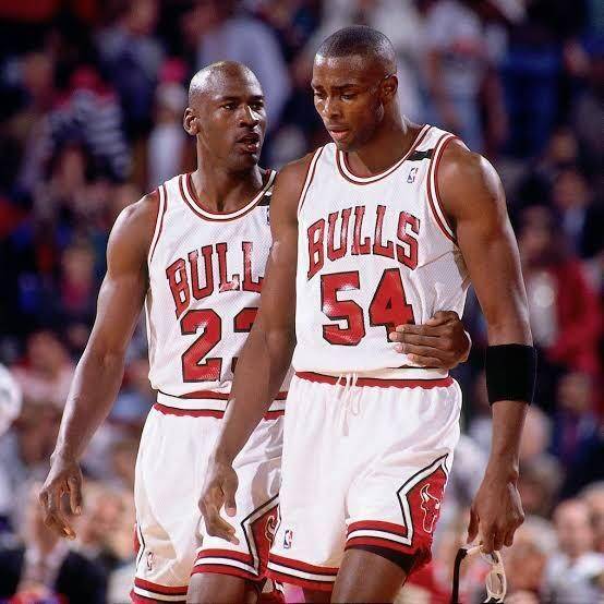 Michael Jordan dan skuat Chicago Bulls di The Last Dance (Website/vulture.com)