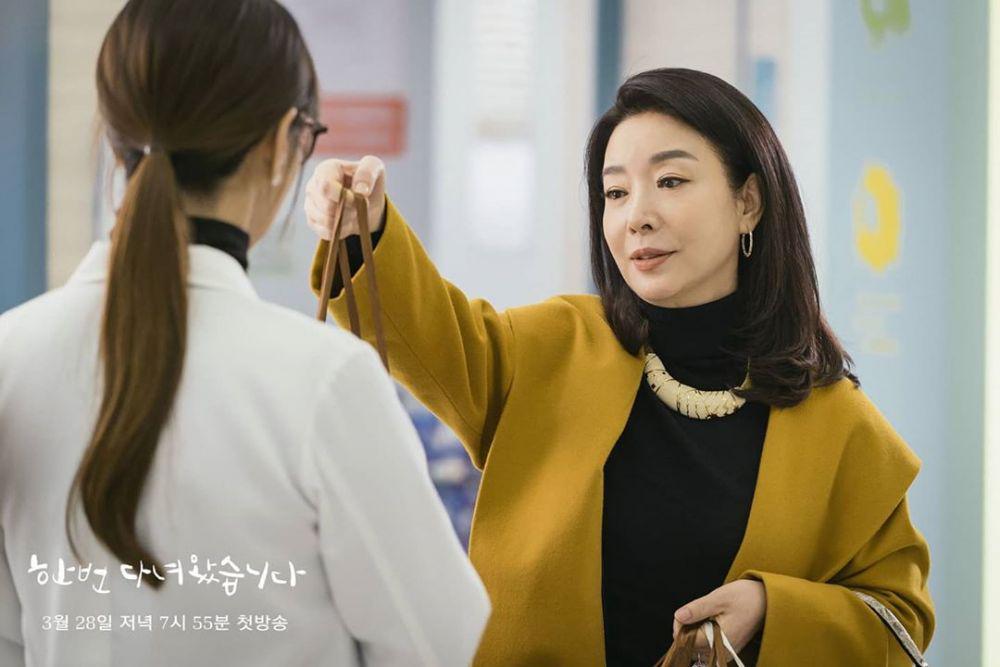 10 Potret Kim Bo Yeon, Mertua Cerewet di KDrama "Once Again"