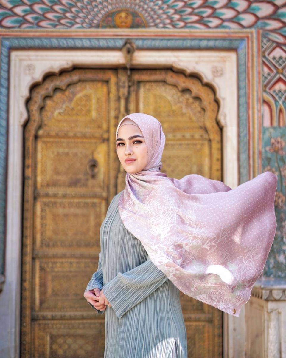 instagram.com/buttonscarves