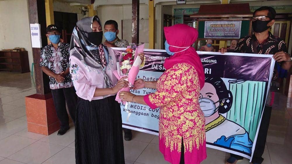 Warga Desa Tunggangri sambut pasien yang sembuh dari virus corona, IDN Times/ Bramanta Pamungkas