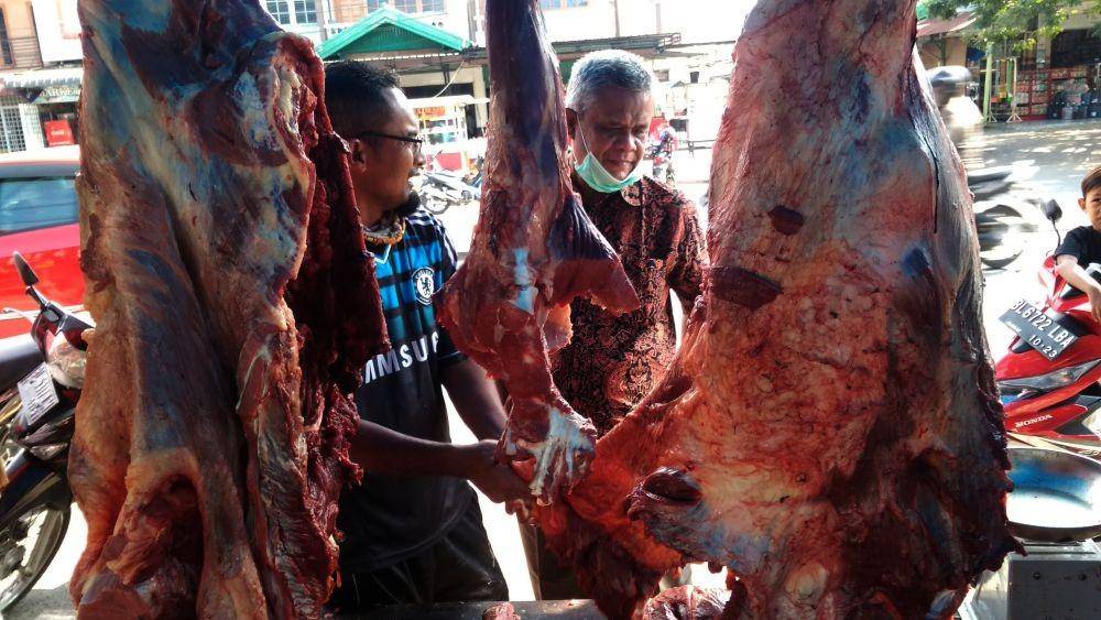 Aktivitas jual beli daging di Hari Mak Meugang di kawasan Kopelma Darussalam, Kecamatan Syiah Kuala, Kota Banda Aceh (IDN Times/Saifullah)